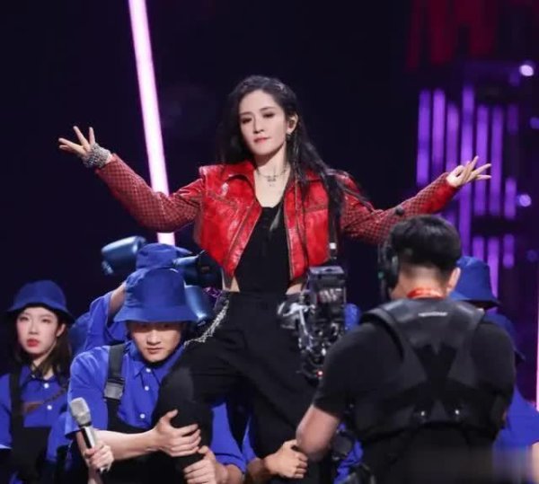南昌股票配资 娜姐演唱会圆满落幕，人情世故尽显